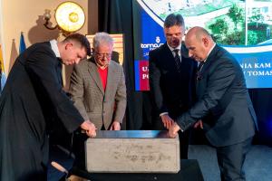 Uroczystość wmurowania kamienia węgielnego pod budowę tomaszowskiego hospicjum